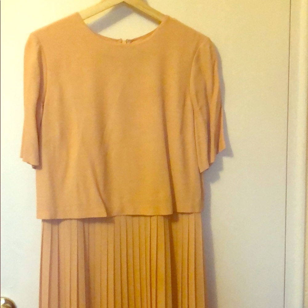 Beautiful peachy Midi dress with pleated detail ✨